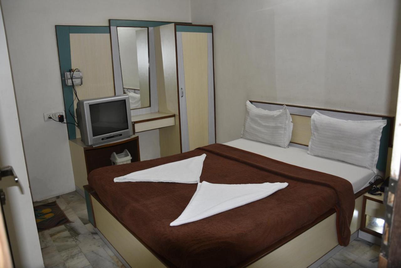Midtown Hotel Ahmedabad Exterior photo